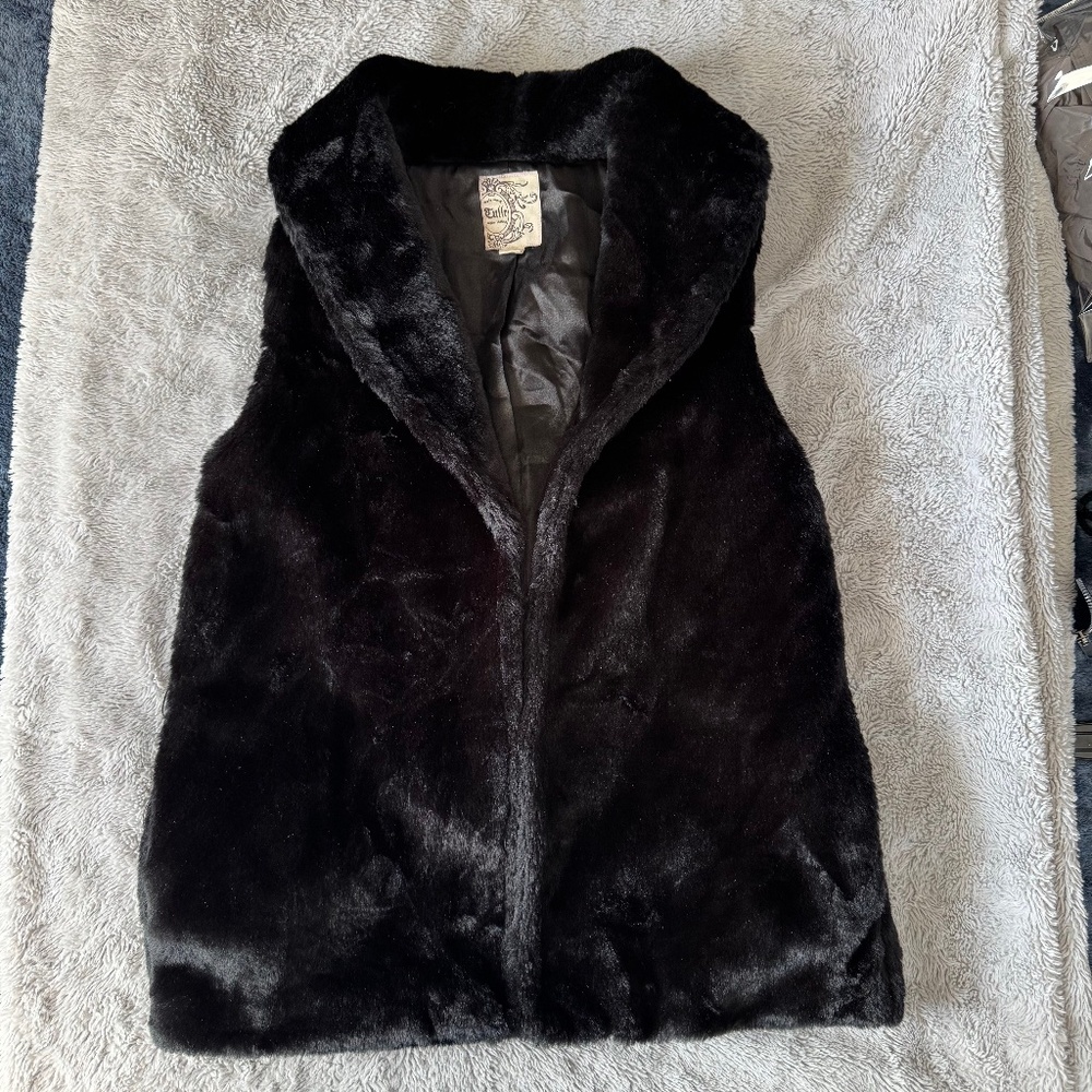Black Faux Fur Vest Womens Luxe Glam Sleeveless Jacket Soft Plush‎ Chic Layering